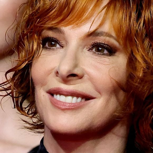 "Aujourd’hui encore, on s’appelle très régulièrement pour prendre des nouvelles", a-t-elle confié, avant d’ajouter que Mylène Farmer avait même fait le déplacement pour venir l’applaudir sur scène. "Elle est d’ailleurs venue me voir à L’Olympia", a révélé la chanteuse. 

Mylène Farmer - Montée des marches du film « Dalloway » lors du 78ème Festival International du Film de Cannes, au Palais des Festivals à Cannes. Le 15 mai 2025
© Jacovides-Moreau / Bestimage