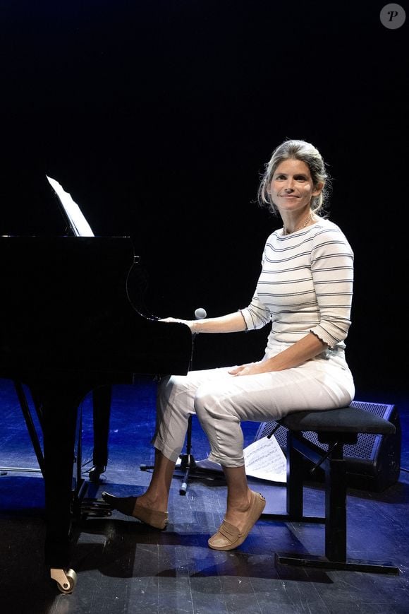 Son prof de piano du Conservatoire. Il s'appelle Jean-Marie Cottet et joue à quatre mains avec la comédienne depuis quelques mois. 

Alice Taglioni se produit sur scène au Théâtre d'Angoulême lors du 17ème Festival du Film Francophone d'Angoulême le 31 août 2024 à Angoulême, France. Photo by David NIVIERE/ABACAPRESS.COM