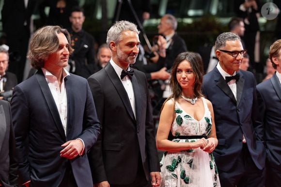 "Martin est très joyeux, et ça fait du bien sur un plateau ! (...) La confiance s'est installée très vite entre nous", a souligné Lyna Khoudri. "Quand il m'a proposé le rôle d'Eva, je me suis dit : 'Ah, il m'imagine dans un registre si éloigné de ce que je fais d'habitude !'"

Dimitri Rassam, Martin Bourboulon, Lyna Khoudri, Roschdy Zem - Montée des marches du film « 13 jours 13 nuits» lors du 78ème Festival International du Film de Cannes, au Palais des Festivals à Cannes. Le 23 mai 2025
© Olivier Borde/ Bestimage