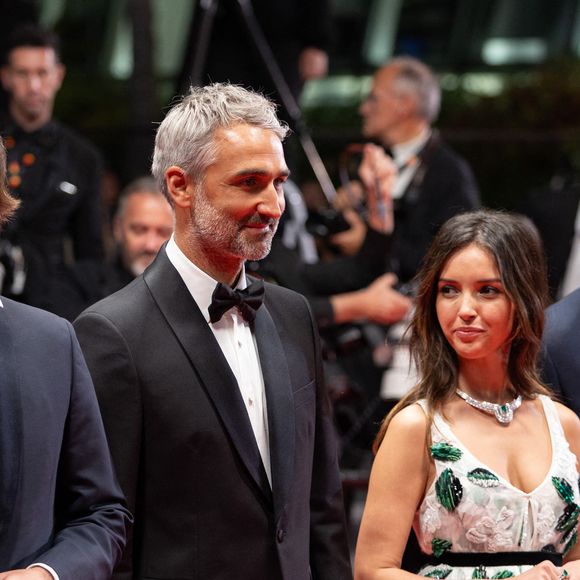 "Martin est très joyeux, et ça fait du bien sur un plateau ! (...) La confiance s'est installée très vite entre nous", a souligné Lyna Khoudri. "Quand il m'a proposé le rôle d'Eva, je me suis dit : 'Ah, il m'imagine dans un registre si éloigné de ce que je fais d'habitude !'"

Dimitri Rassam, Martin Bourboulon, Lyna Khoudri, Roschdy Zem - Montée des marches du film « 13 jours 13 nuits» lors du 78ème Festival International du Film de Cannes, au Palais des Festivals à Cannes. Le 23 mai 2025
© Olivier Borde/ Bestimage