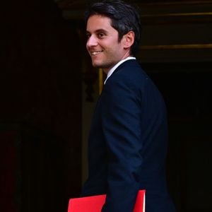 A la fin de la chanson, Gabriel Attal et Joyce Jonathan s'enlacent, comme pour célébrer leurs retrouvailles : ces deux-là n'ont en effet jamais caché qu'ils avaient connu, pendant leur adolescence, une petite histoire d'amour. 

Gabriel Attal à son arrivée pour une réunion avec le Premier ministre français dans le cadre des consultations sur la représentation proportionnelle, à l'hôtel Matignon à Paris, France, le 1er mai 2025. © Christian Liewig/Bestimage