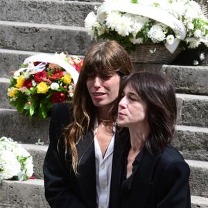 Lou Doillon, Charlotte Gainsbourg - Sorties des obsèques de Jane Birkin en l'église Saint-Roch à Paris. Le 24 juillet 2023
© Jacovides-KD Niko / Bestimage