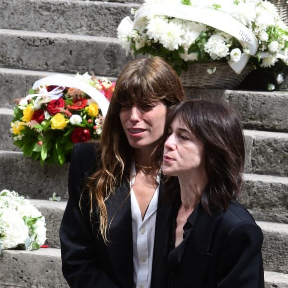 Lou Doillon, Charlotte Gainsbourg - Sorties des obsèques de Jane Birkin en l'église Saint-Roch à Paris. Le 24 juillet 2023
© Jacovides-KD Niko / Bestimage