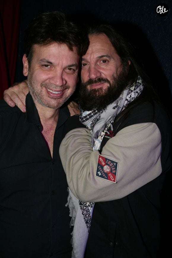 Francis Lalanne a endossé un gilet jaune pour chanter avec son frère Jean-Felix au Nez Rouge à Paris le 2 décembre 2018.