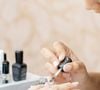 En 2026, la version la plus prisée reste le trait d'une finesse extrême sur le bord de l'ongle, idéal pour allonger les doigts sans en faire trop.