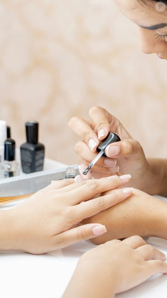 En 2026, la version la plus prisée reste le trait d'une finesse extrême sur le bord de l'ongle, idéal pour allonger les doigts sans en faire trop.