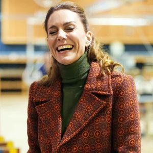 En visite dans une usine de textile au Pays de Galles, Kate Middleton a opté pour un manteau long à motif arrondi orange et vert kaki, 

©Alpha Press 03/02/2026
Kate Princesse de Galles Catherine Katherine Duchesse de Cambridge Middleton
Visite de la société Hiut Denim Jeans à Cardigan, Pays de Galles