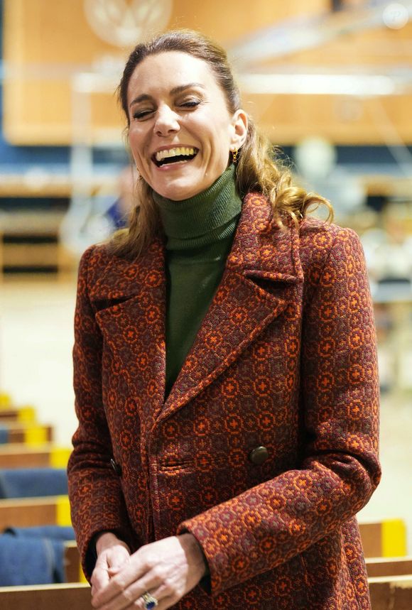 En visite dans une usine de textile au Pays de Galles, Kate Middleton a opté pour un manteau long à motif arrondi orange et vert kaki, 

©Alpha Press 03/02/2026
Kate Princesse de Galles Catherine Katherine Duchesse de Cambridge Middleton
Visite de la société Hiut Denim Jeans à Cardigan, Pays de Galles