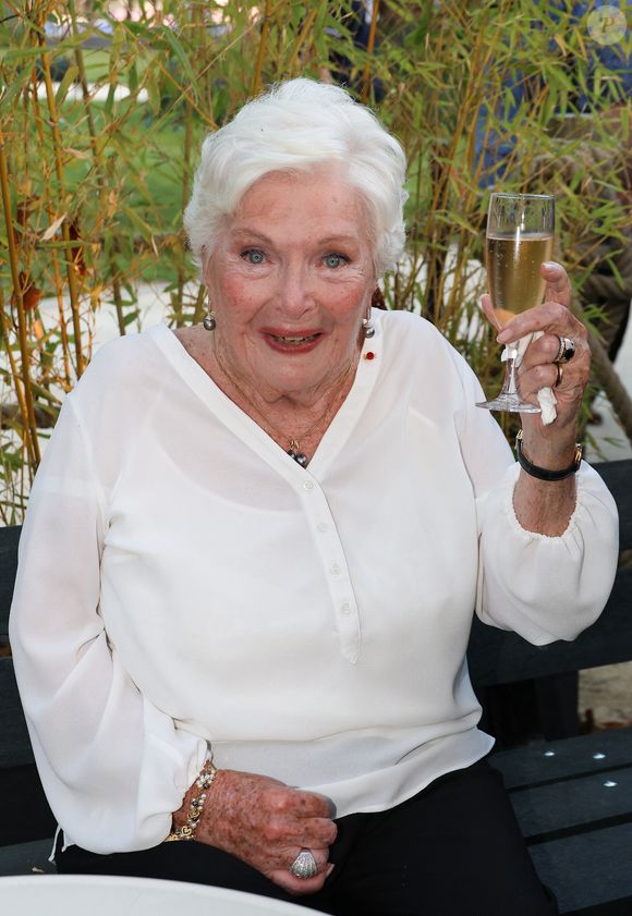 Lors d'une interview accordée au Parisien le dimanche 3 août 2025, l'actrice a fait une révélation inattendue sur la maladie du chanteur

Line Renaud lors de l'inauguration du jardin des ambassadeurs Line Renaud à Paris le 2 octobre 2023.
© Coadic Guirec / Bestimage