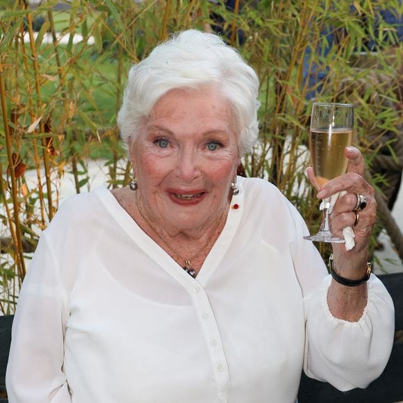 Lors d'une interview accordée au Parisien le dimanche 3 août 2025, l'actrice a fait une révélation inattendue sur la maladie du chanteur

Line Renaud lors de l'inauguration du jardin des ambassadeurs Line Renaud à Paris le 2 octobre 2023.
© Coadic Guirec / Bestimage