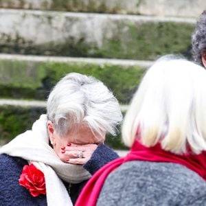 Françoise Laborde et Geneviève Laborde, les soeurs de C.Laborde - Sortie des obsèques de Catherine Laborde en l’église Saint-Roch à Paris, le 6 février 2025. Décédée le 28 janvier 2025 à l'âge de 73 ans, l'ancienne présentatrice météo de TF1 (1988 - 2017) était atteinte de la maladie neurodégénérative à corps de Lewy. 
© Jacovides - Moreau / Bestimage