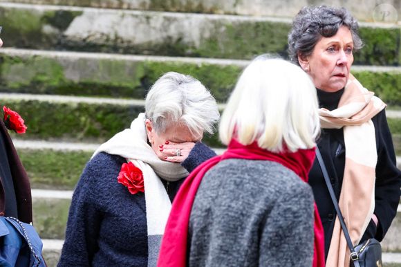 Françoise Laborde et Geneviève Laborde, les soeurs de C.Laborde - Sortie des obsèques de Catherine Laborde en l’église Saint-Roch à Paris, le 6 février 2025. Décédée le 28 janvier 2025 à l'âge de 73 ans, l'ancienne présentatrice météo de TF1 (1988 - 2017) était atteinte de la maladie neurodégénérative à corps de Lewy. 
© Jacovides - Moreau / Bestimage