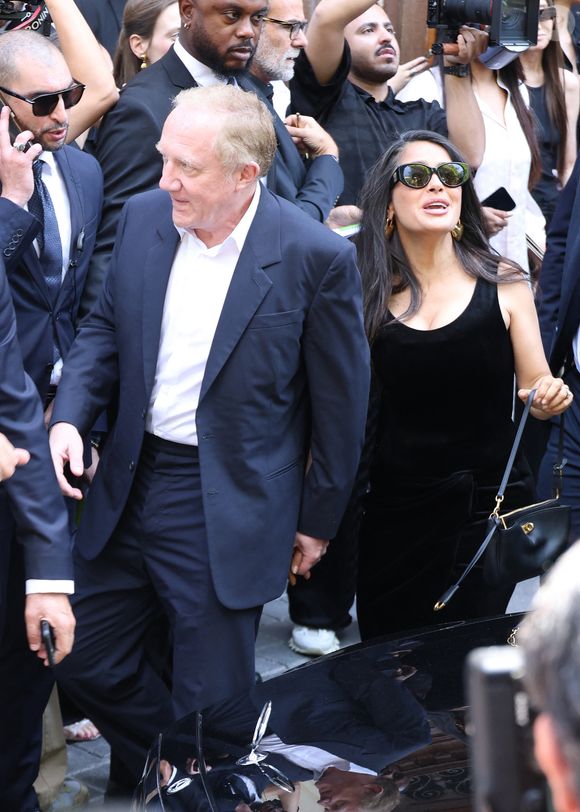 Salma Hayek et son mari François-Henri Pinault - Arrivées au défilé Balenciaga Collection Haute Couture Automne/Hiver 2025-2026 lors de la Fashion Week de Paris (PFW), le 9 juillet 2025. 
© Denis Guignebourg / Bestimage