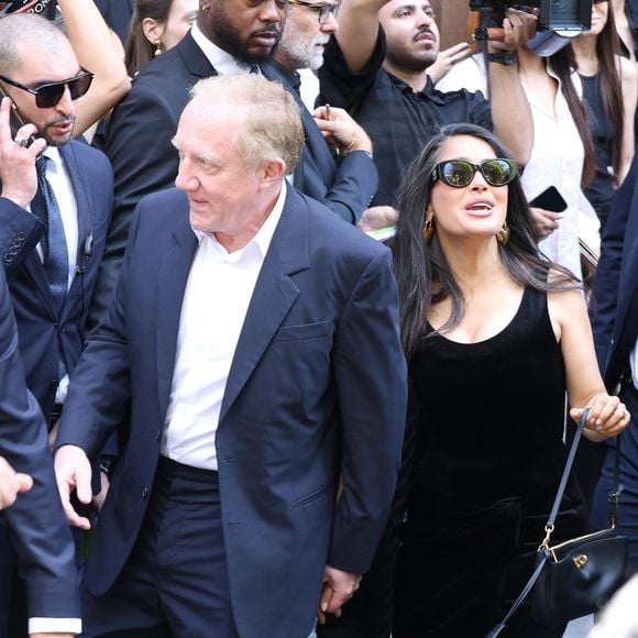 Salma Hayek et son mari François-Henri Pinault - Arrivées au défilé Balenciaga Collection Haute Couture Automne/Hiver 2025-2026 lors de la Fashion Week de Paris (PFW), le 9 juillet 2025. 
© Denis Guignebourg / Bestimage