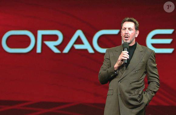 À l'origine, un niveau record atteint par les actions de sa société Oracle.
Larry Ellison, PDG et fondateur d'Oracle Corporation, s'exprime lors de la conférence "Oracle Open World" à San Francisco, aux États-Unis, le 8 décembre 2004. Photo par Jochen Siegle/DPA/ABACA.