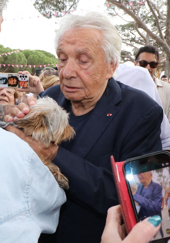 Semi-exclusif - Michel Sardou - Michel Sardou rend hommage à son père en famille lors du premier trophée de pétanque "Fernand Sardou" à Bormes-les-Mimosas le 29 mai 2026. Le célèbre chanteur est venu en famille avec sa femme, son fils Romain avec son fils de deux ans et demi et de sa compagne enceinte de son deuxième enfant.
La première édition du Trophée Fernand Sardou est organisée du 29 au 31 mai au coeur du village de Bormes les Mimosas. Une initiative portée par Michel et son fils Romain, pour rendre hommage à leur illustre parent Fernand Sardou au travers d'un tournoi de pétanque.
En lien avec la municipalité et l'Amicale Bouliste Borméenne (ABB), un premier Trophée Fernand Sardou sera organisé avec deux grands temps forts : Le vendredi, dès 18h, un tournoi d'exhibition sera proposé et verra s'affronter 16 triplettes. Puis un concours fédéral à pétanque sera organisé le weekend et ouvert à tous les amateurs. 128 équipes seront réparties sur les sites les plus emblématiques du village, à savoir au boulodrome de la place Saint-François, mais aussi au parc Cigalou, sur le site du château et à l'ancien stade. © Franz Chavaroche/Bestimage