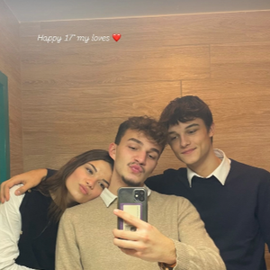 Elodie Gossuin profite d'un séjour familial en Bretagne.