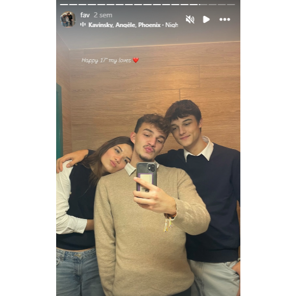 Elodie Gossuin profite d'un séjour familial en Bretagne.