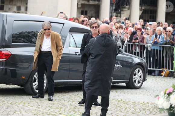 Jacques et Thomas Dutronc arrivent aux obsèques de Françoise Hardy au crématorium du Père Lachaise à Paris le 20 juin 2024