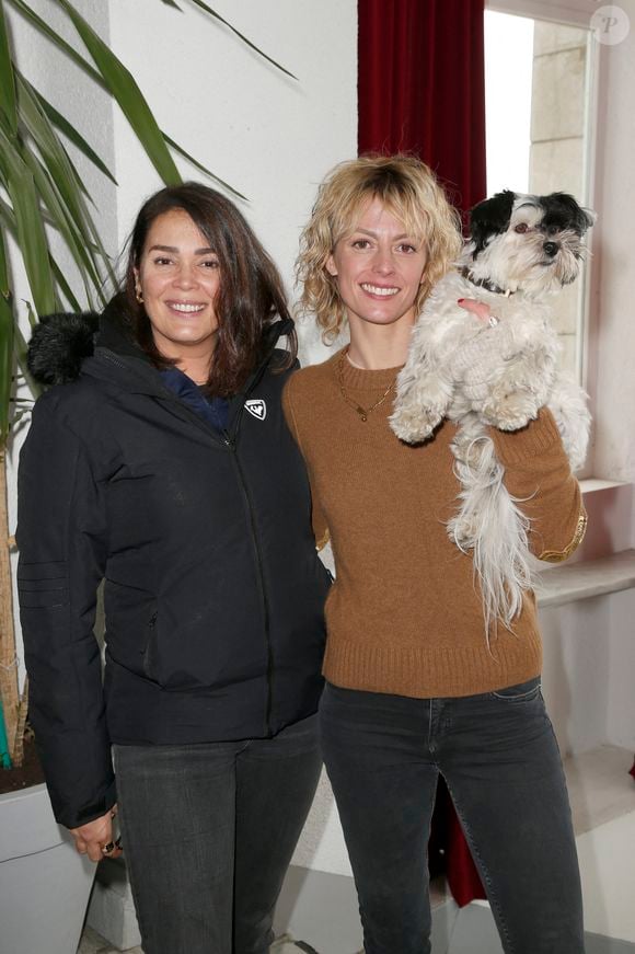 Elles restent cependant en contact par messages et appels, et profitent de chaque moment passé ensemble pendant les tournages et la promo.

Lola dewaere, Sara mortensen pour Astrid et Raphaëlle
avec le chien de Sara qui s'appelle Lily qui est un Bichon Havanais. - Rendez-vous photo lors de la 24ème édition du festival Tv de Luchon le 11 février 2022.

© Christophe Aubert via Bestimage