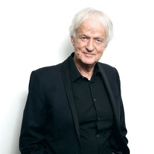 Il s'agit de Dave, qui s'est plaint de l'omniprésence des artistes issus du télé-crochet dans la troupe.

Le chanteur Dave - Backstage - Enregistrement de l'émission "100% Logique", présentée par C.Féraud et diffusée le 2 décembre sur France 2
© Christophe Clovis / Bestimage