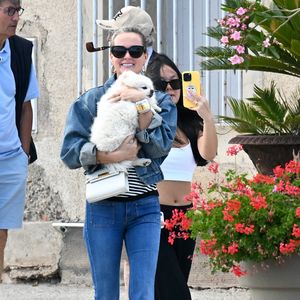 Laeticia Hallyday et sa fille Joy -  Laeticia Hallyday sort d'un déjeuner en famille à Marseillan le 2 juillet 2024.
©Agence / Bestimage