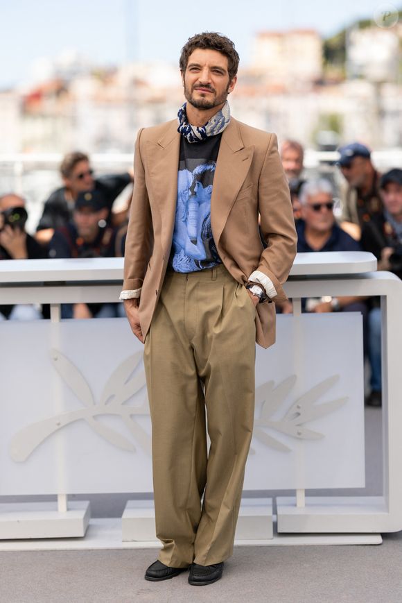 Niels Schneider se souvient notamment des critiques franches reçues après ses représentations de Roméo et Juliette.

Niels Schneider au photocall du film "Si Tu Penses Bien" lors du 79ème Festival International du Film de Cannes, France, le 16 mai 2026. © Jacovides-Moreau/Bestimage