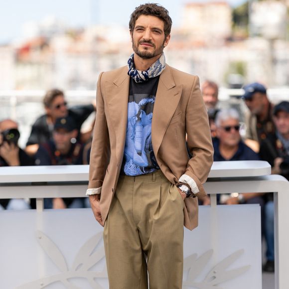 Niels Schneider se souvient notamment des critiques franches reçues après ses représentations de Roméo et Juliette.

Niels Schneider au photocall du film "Si Tu Penses Bien" lors du 79ème Festival International du Film de Cannes, France, le 16 mai 2026. © Jacovides-Moreau/Bestimage