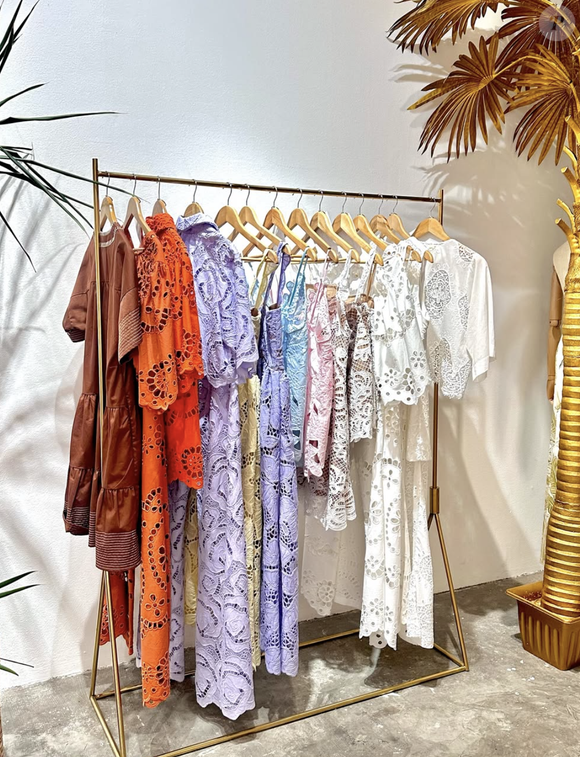 L'épouse de Valentin Kretz, originaire des Philippines, propose des collections composées de coton et de lin, qui se veulent "durables, renouvelables et biodégradables"

Corner de la marque Charina Sarte, Instagram @charinasarteshop