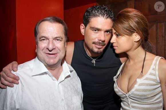 (de gauche à droite) Paul-Loup Sulitzer, Alexandre Anthony avec sa nouvelle petite amie lors du lancement de la nouvelle agence de mannequins 'waren' avec ses associés et Romain Boutboul à l'hôtel Royal Monceau à Paris, France, le 7 juillet 2006. Photo by Mehdi Taamallah/ABACAPRESS.COM