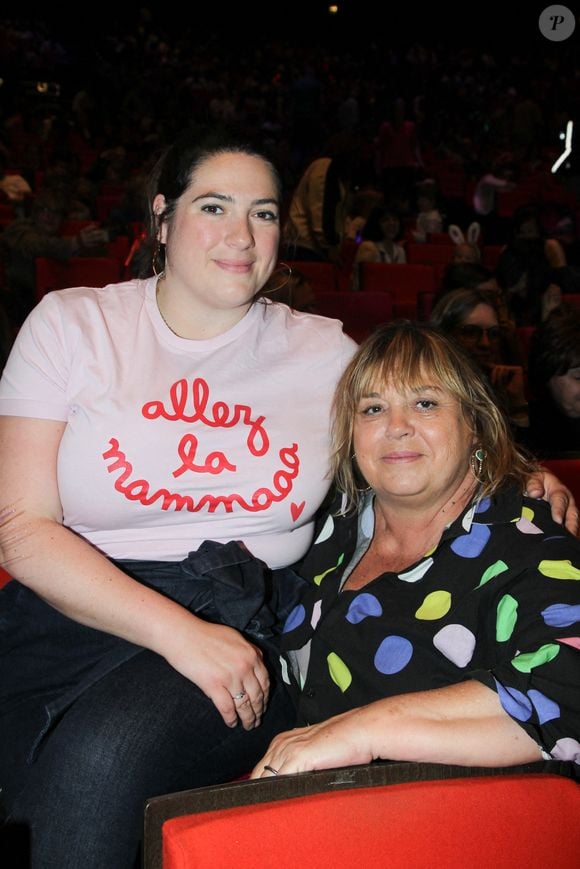 Michèle Bernier a aussi parlé à "Télé Magazine" du syndrome du nid vide, qu’elle a ressenti lorsque ses enfants ont quitté le foyer. Exclusif - Michèle Bernier et sa fille Charlotte Gaccio - Personnalités au spectacle de Chantal Goya "50 ans d'amour" au palais des Congrès à Paris le 25 mai 2025. © Philippe Baldini / Bestimage