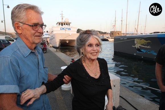 Exclusif - Prix Spécial - No Web No Blog - Brigitte Bardot et son mari Bernard d'Ormale avant qu'elle pose avec l'équipage de Brigitte Bardot Sea Shepherd sur le port de Saint-Tropez, le 26 septembre 2014 ©Philippe Arnassan / Nice Matin / Bestimage