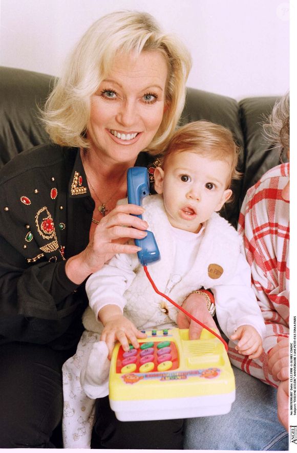 "Evelyne Leclercq" anniversaire 1 an petit-fils Tom à Paris souriante "plan américain" 13/12/1998 Coadic Guirec / Bestimage