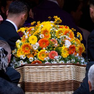 Arrivée du cercueil - Arrivées aux obsèques de Brigitte Bardot en l'église Paroissiale Notre-Dame-de-l'Assomption de Saint-Tropez, France, le 7 janvier 2026.  Brigitte Bardot, figure emblématique du cinéma français et icône internationale, est décédée le 28 décembre 2025 à l'âge de 91 ans dans sa mythique propriété de La Madrague, à Saint-Tropez (France). Révélée au monde entier par son rôle dans "Et Dieu... créa la femme", elle avait contribué à faire de Saint-Tropez un lieu mondialement connu. L'actrice sera inhumée le 7 janvier 2026 au cimetière marin de Saint-Tropez, aux côtés de son père Louis Bardot (1896-1975) et de sa mère Anne-Marie Mucel (1912-1978). Une cérémonie religieuse se tiendra auparavant dans l'église de Saint-Tropez, où proches, personnalités et anonymes pourront lui rendre un dernier hommage.

© Jacovides-Moreau/Bestimage