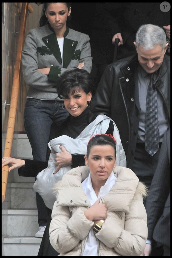 Alexandre et Joy ne sont pas les seuls enfants de Dominique Desseigne, car il a été reconnu par la justice comme le père de Zohra Dati, fille de Rachida Dati. 

Rachida Dati sort de la clinique de la Muette avec sa fille Zohra, en 2009.  © Bestimage