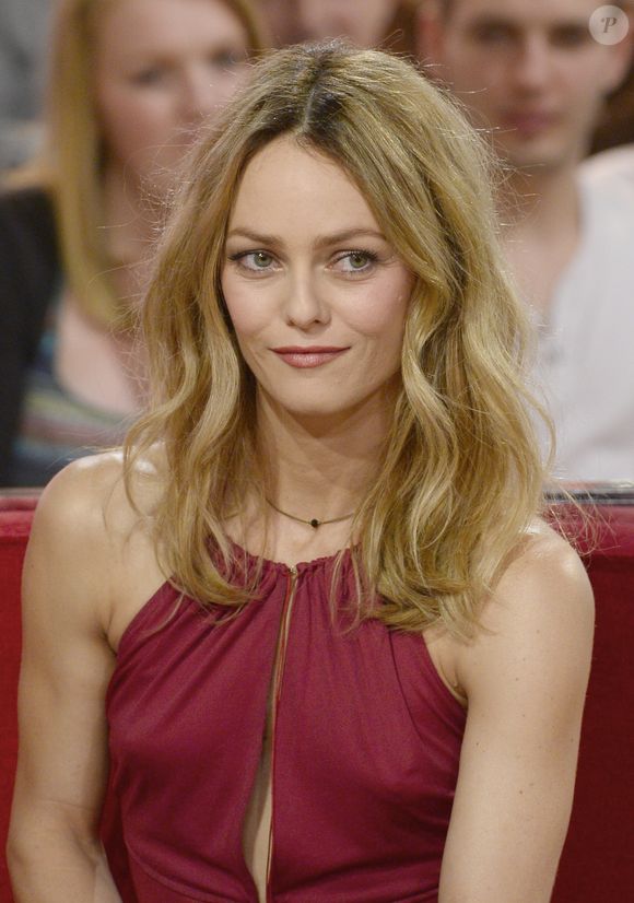 Vanessa Paradis sur le plateau de l'enregistrement de l'émission "Vivement Dimanche" a Paris le 30 octobre 2013. © AGENCE / BESTIMAGE