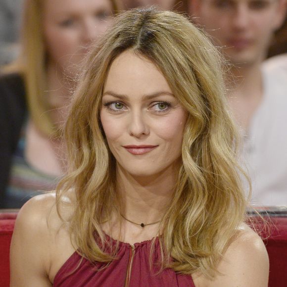 Vanessa Paradis sur le plateau de l'enregistrement de l'émission "Vivement Dimanche" a Paris le 30 octobre 2013. © AGENCE / BESTIMAGE