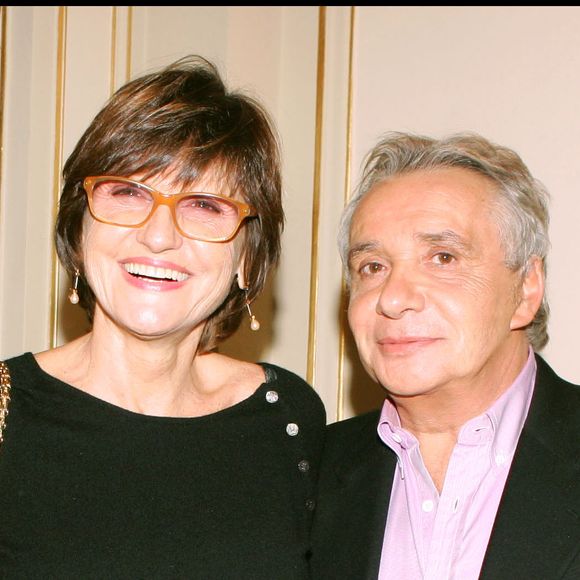 Exclusif - Michel Sardou et sa femme Anne-Marie Périer - Michel Sardou a reçu un double disque de platine pour son album "Du plaisir" le 26 novembre 2004
© OLIVIER BORDE / BESTIMAGE