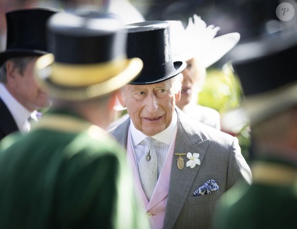 Le "Telegraph" a interrogé une spécialiste royale, Camilla Tominey, qui a donné des détails sur l'état de santé du souverain. "Il va probablement mourir 'avec' le cancer, mais pas 'en raison' de son cancer grâce au traitement auquel il se plie rigoureusement", assure-t-elle.

Charles III au Royal Ascot, dans le Berkshire, en Angleterre, le 20 juin 2025. 21 June 2025. GoffPhotos.com