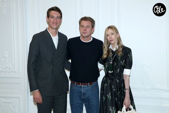 J.W. Anderson, entre Alexandre Arnault et sa femme Géraldine Guyot Arnault au Greeting du défilé Christian Dior Collection Femme Prêt-à-Porter Printemps/Eté 2026 lors de la Fashion Week de Paris (PFW), dans le Jardin des Tuileries, à Paris, France, le 1er octobre 2025. © Bertrand Rindoff/Bestimage