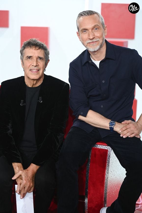 Julien Clerc et Olivier Norek - Enregistrement de l'émission Vivement dimanche au studio rive gauche présentée par M. Drucker avec une diffusion sur France 3 le 23 novembre 2025 © Guillaume Gaffiot/Bestimage