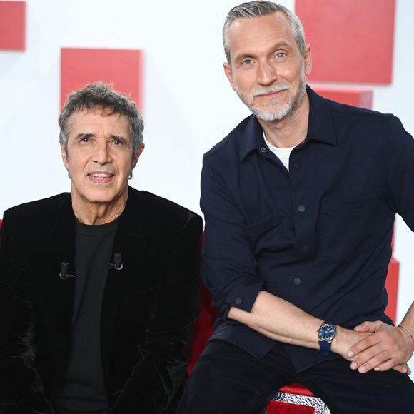 Julien Clerc et Olivier Norek - Enregistrement de l'émission Vivement dimanche au studio rive gauche présentée par M. Drucker avec une diffusion sur France 3 le 23 novembre 2025 © Guillaume Gaffiot/Bestimage