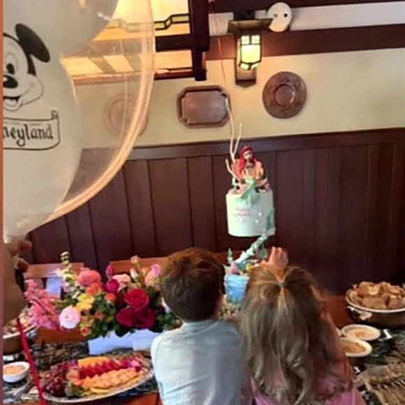 Le prince Harry révèle que Space Mountain est son attraction préférée dans les parcs d'attractions, grâce à la princesse Diana, lors de son apparition avec son épouse Meghan Markle dans l'émission spéciale d'ABC pour le 70e anniversaire de Disneyland. Photo par Backgrid UK/ Bestimage