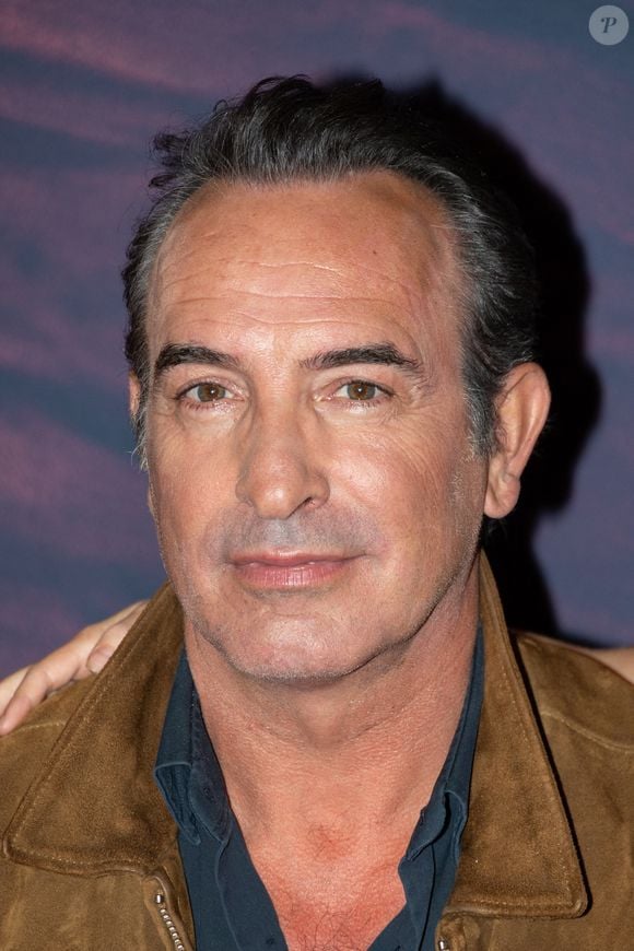 "Il va au frigo et se sert sa bière préférée" raconte à "Purepeople" la patronne de l'établissement.

Jean Dujardin assiste à l'avant-première du film 'L'Homme Qui Rétrécit' au Grand Rex le 06 octobre 2025 à Paris, France. Photo de Nasser Berzane/ABACAPRESS.COM