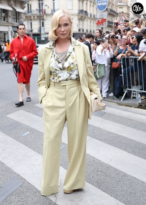 Emmanuelle Béart - Les célébrités au défilé AMI "Collection Homme Prêt-à-Porter Printemps/Eté 2026" lors de la Fashion Week de Paris, le 25 juin 2025
© Denis Guignebourg / Bestimage