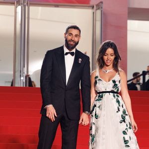 Karim Benzema et sa compagne Lyna Khoudri à la descente des marches du film « 13 jours 13 nuits » lors du 78ème Festival International du Film de Cannes. Le 23 mai 2025
© © Jacovides-Moreau / Bestimage / Bestimage