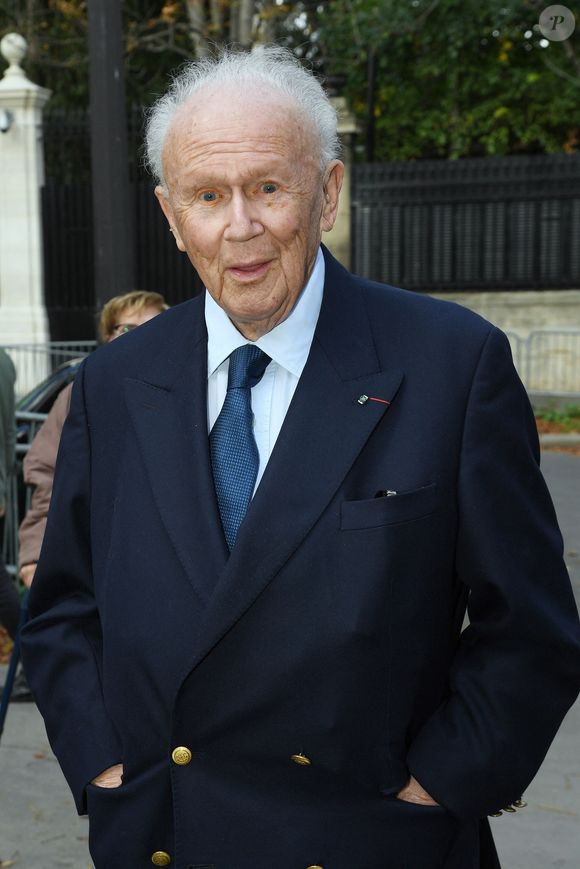 Malgré tout, Philippe Bouvard semble en forme, comme le précise celui qui le considère comme son “deuxième père”
Exclusif - Philippe Bouvard - Arrivées à l'enregistrement de l'émission "Vivement Dimanche" au Studio Gabriel à Paris, diffusée le 9 octobre 2022 sur France 3. Paris le 5 octobre 2022. © Giancarlo Gorassini / Bestimage