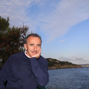 Exclusif - Elie Semoun - Les célébrités posent sur la terrasse de l'hôtel "Le Provencal" lors de la 5ème édition du festival de Porquerolles à Giens, le 14 juin 2024.
© Chavaroche//Bestimage