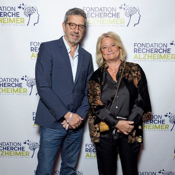 Michel Cymes, Marina Carrère d'Encausse au photocall du concert du gala des 20 ans de la fondation Recherche Alzheimer "2 générations chantent pour la 3ème" à l'Olympia à Paris le 18 mars 2024.
© Cyril Moreau / Bestimage