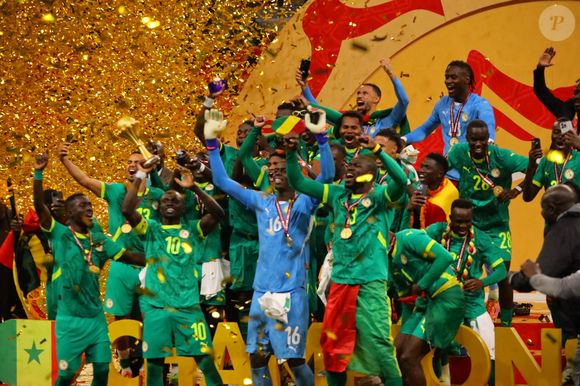 L'attaquant du Sénégal #10 Sadio Mane et les joueurs du Sénégal brandissent le trophée alors qu'il célèbre avec ses coéquipiers après avoir remporté le match de football final de la Coupe d'Afrique des Nations (CAN) contre le Maroc au stade Prince Moulay Abdellah à Rabat, au Maroc, le 18 janvier 2026. Photo by Kevin Ngandu Katayi/ABACAPRESS.COM